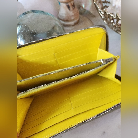 Celine Wallet in EUC...look at that crispy yellow interior! Gorgeous! $1,200 new - Picture 1 of 16